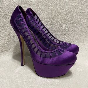 SET! Purple heels and top